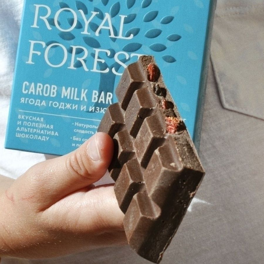 Шоколад из кэроба Royal Forest с ягодой годжи и изюмом, 75 гр